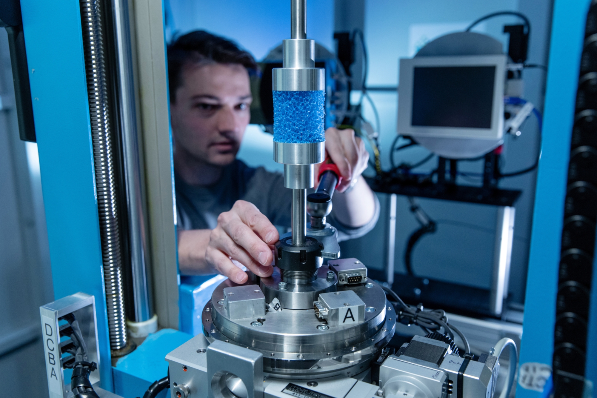 Installation of a polyurethane foam sample for an in-situ compression test with 3D imaging using micro-computed tomography.