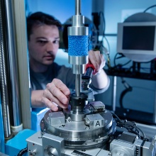Einbau einer Polyurethanschaumprobe für einen in-situ Druckversuch mit 3D-Bildgebung mittels Mikro-Computertomographie.