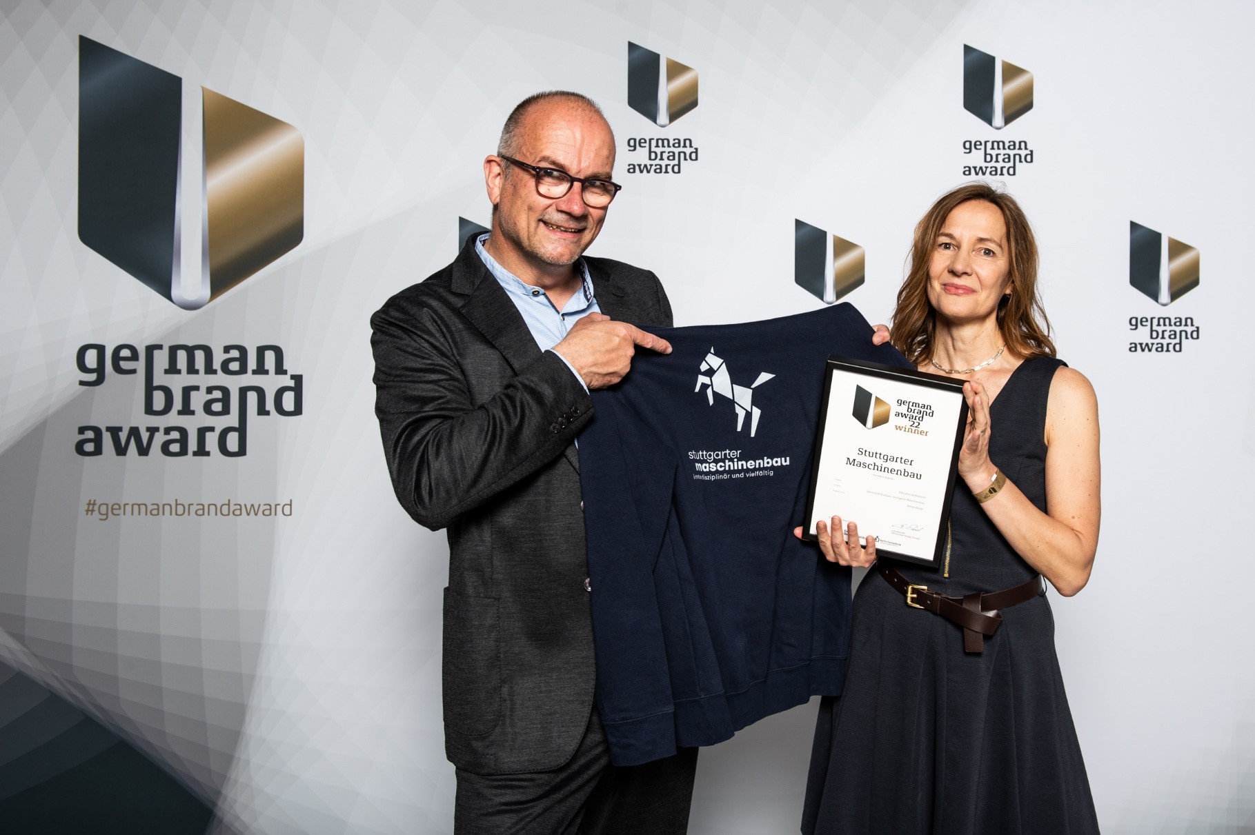Prodekan Professor Oliver Riedel und Elke Weiser, Inhaberin und Projektverantwortliche der Agentur WEISERDESIGN