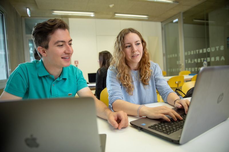 Studierende am PC