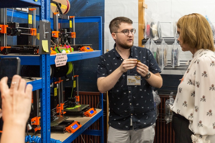 Ein Student erklärt der Wissenschaftsministerin Olschowski wie 3D-Drucker funktionieren und wofür man sie einsetzen kann.