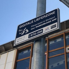 Straßenschild mit Schriftzug "Digitale Lieferzone"