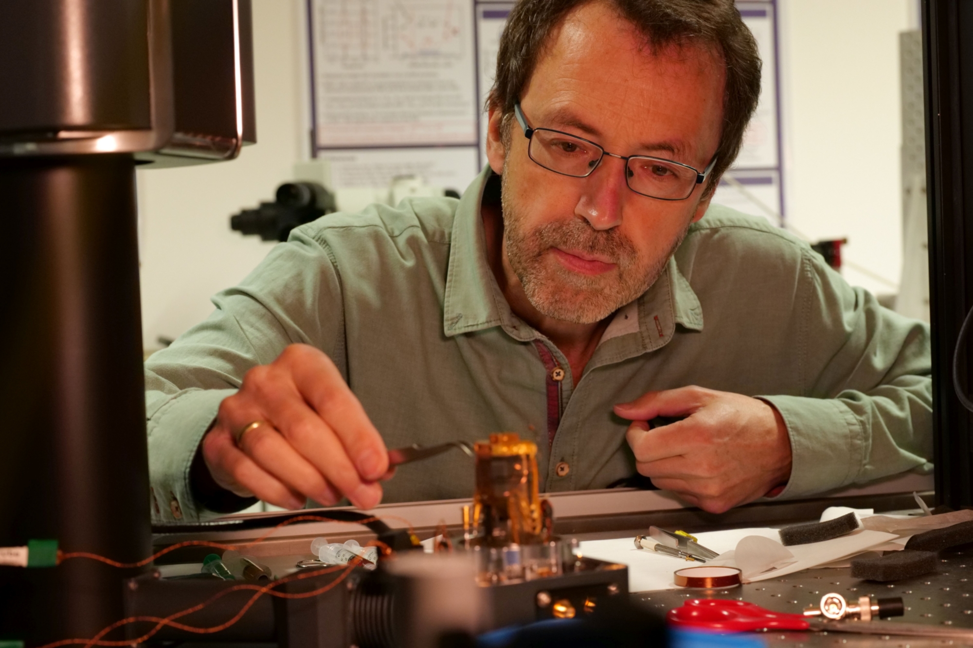 Prof. Peter Michler im Quantenoptiklabor beim Einbau einer Quantenpunktprobe.