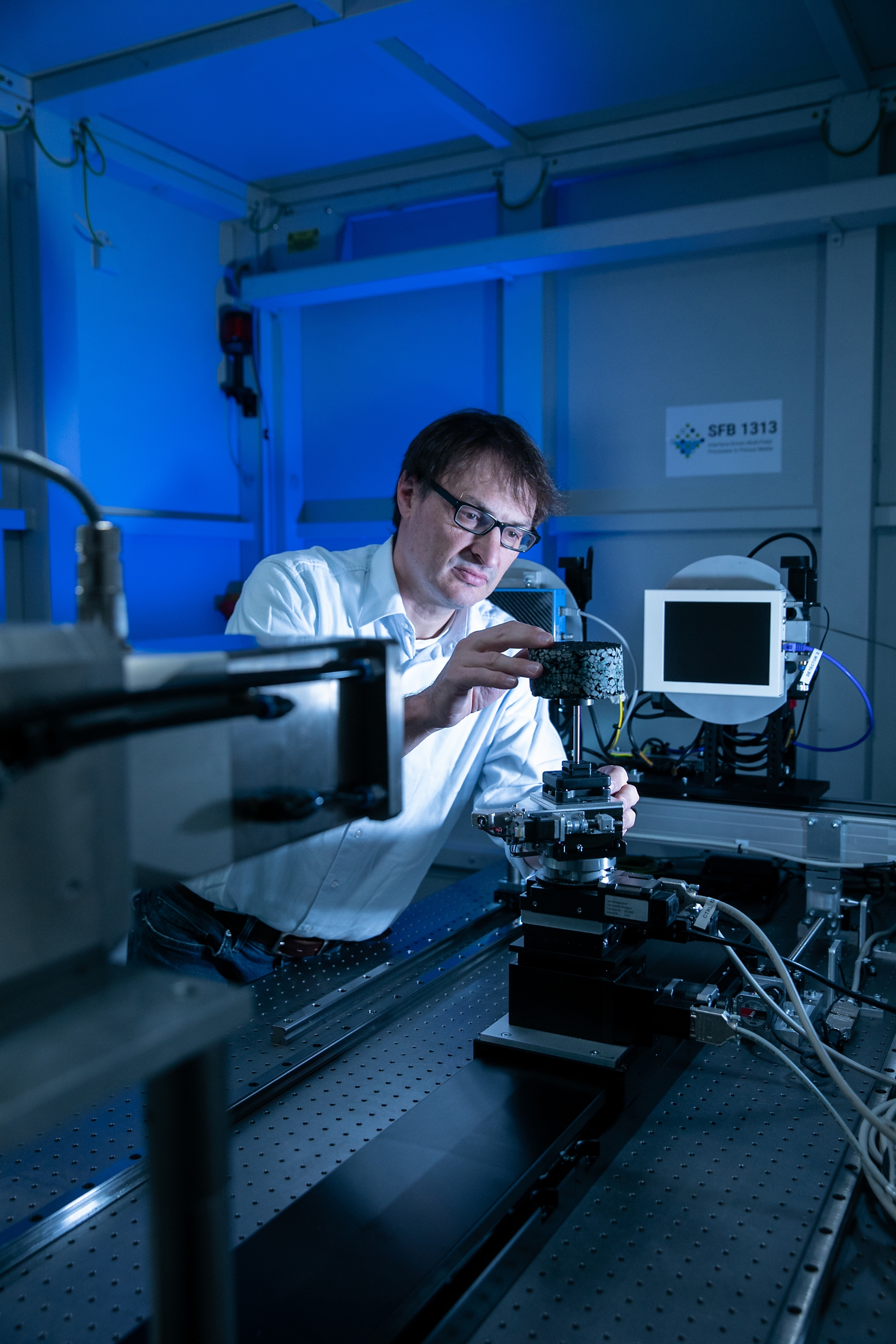 Prof. Holger Steeb in the University of Stuttgart's "Porous Media Lab".