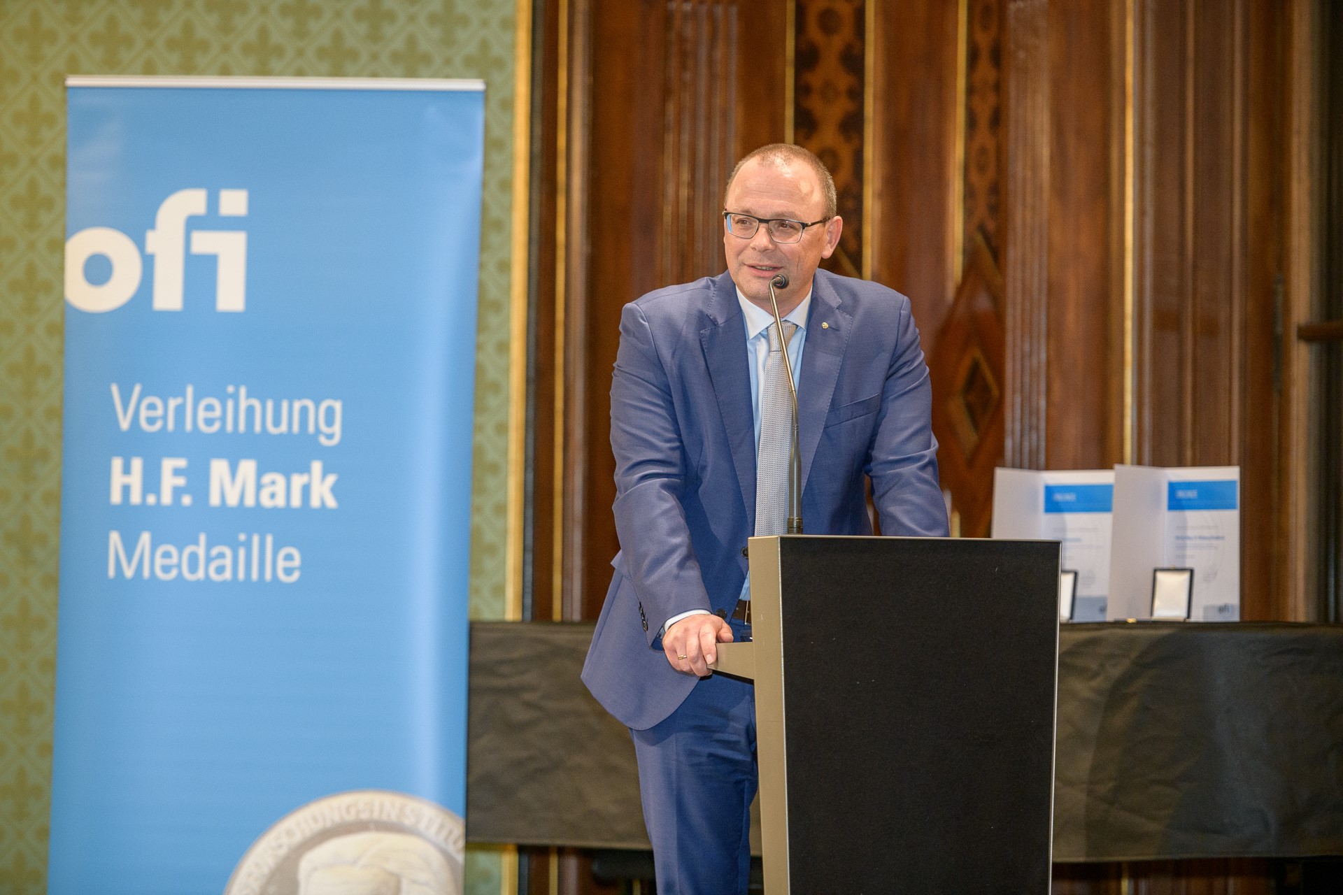 Prof. Dr. Michael Buchmeiser bei der Preisverleihung durch die OFI