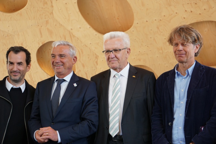 Ministerpräsident Winfried Kretschmann (2.v.r.) sowie (v.l.) Prof. Achim Menges, Innenminister Thomas Strobl und Prof. Jan Knippers bei der Einweihung der Pavillons.