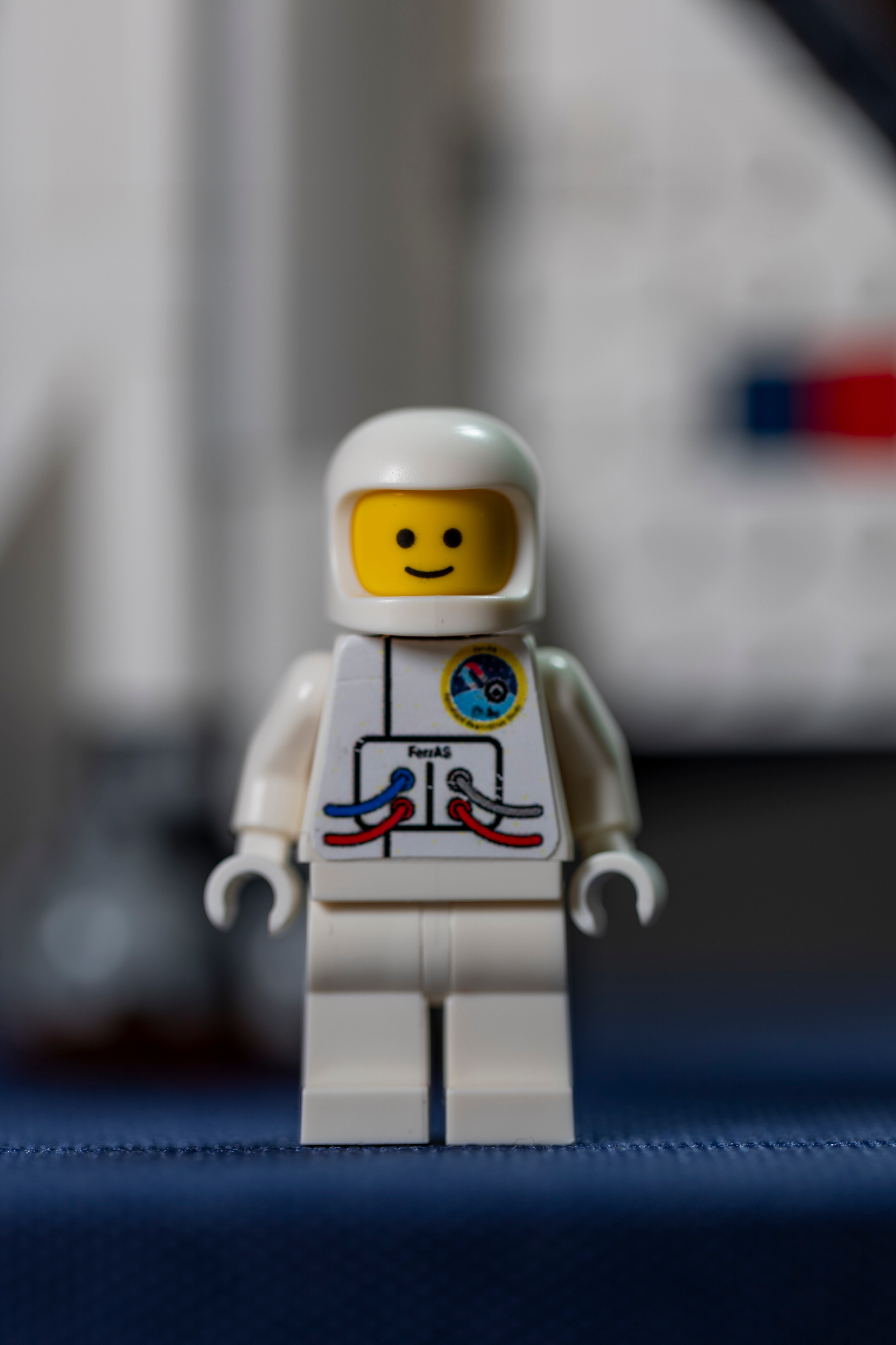 Ein Astronauten-Legomännchen mit dem FerrAS-Logo auf der Brust.