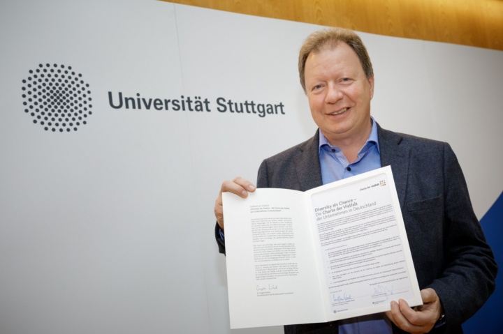 Uni-Rektor Prof. Wolfram Ressel hat die Charta der Vielfalt unterzeichnet. 