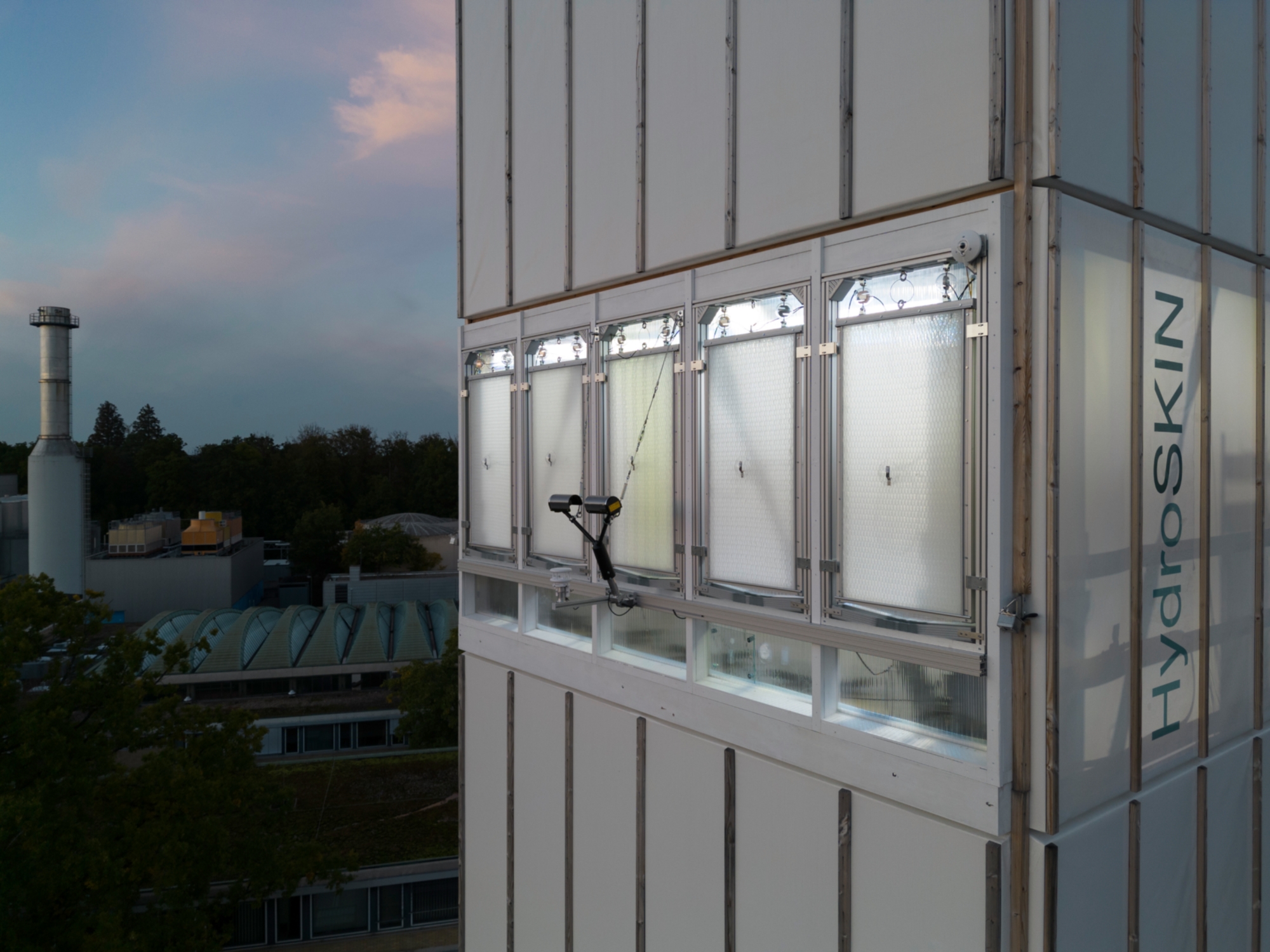 HydroSKIN-Prüfstand am adaptiven Hochhaus auf dem Campus Vaihingen der Universität Stuttgart mit ersten hydroaktiven Fassadenprototypen und umfangreicher Messtechnik.
