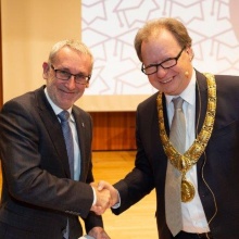 Rektor Wolfram Ressel zeichnet Ewald Krämer mit dem Lehrepreis aus.