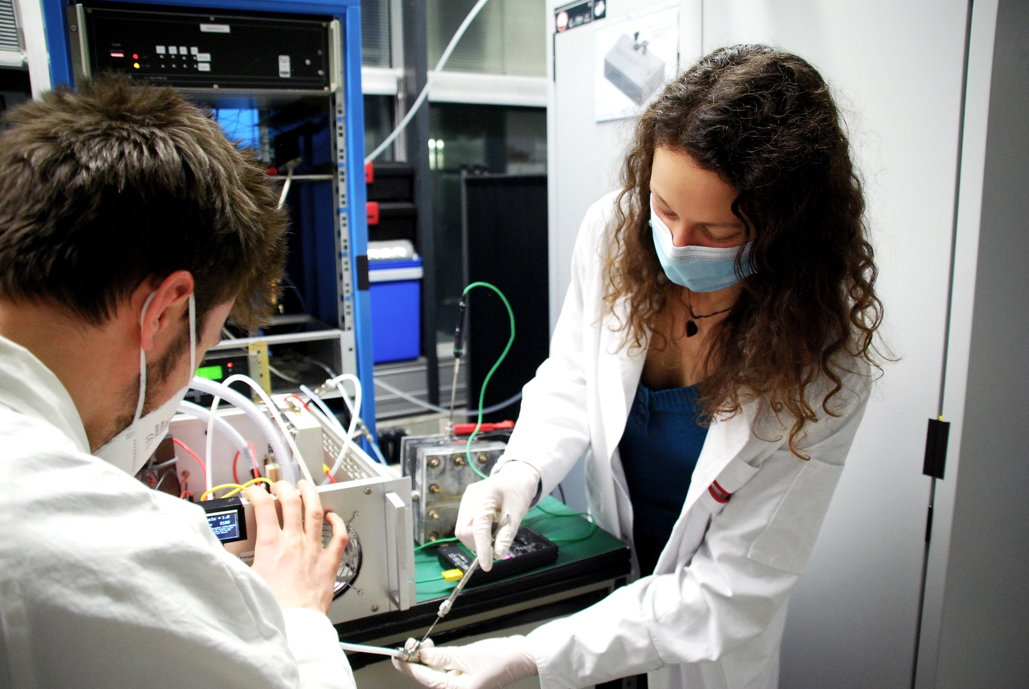 Stephan Renninger und Maike Lambarth (v.l.) bei Laborarbeiten am Plasmareaktor.