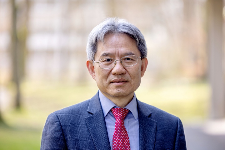 Portraitfoto von Prof. Yolung Ding