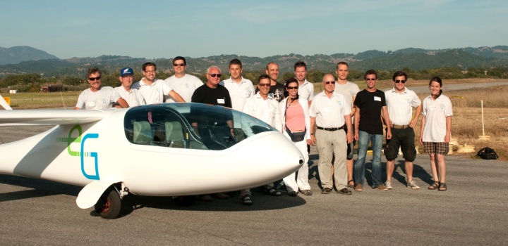 Gruppenfoto der Mitglieder des e-Genius Teams stehen hinter dem Flugzeug e-Genius