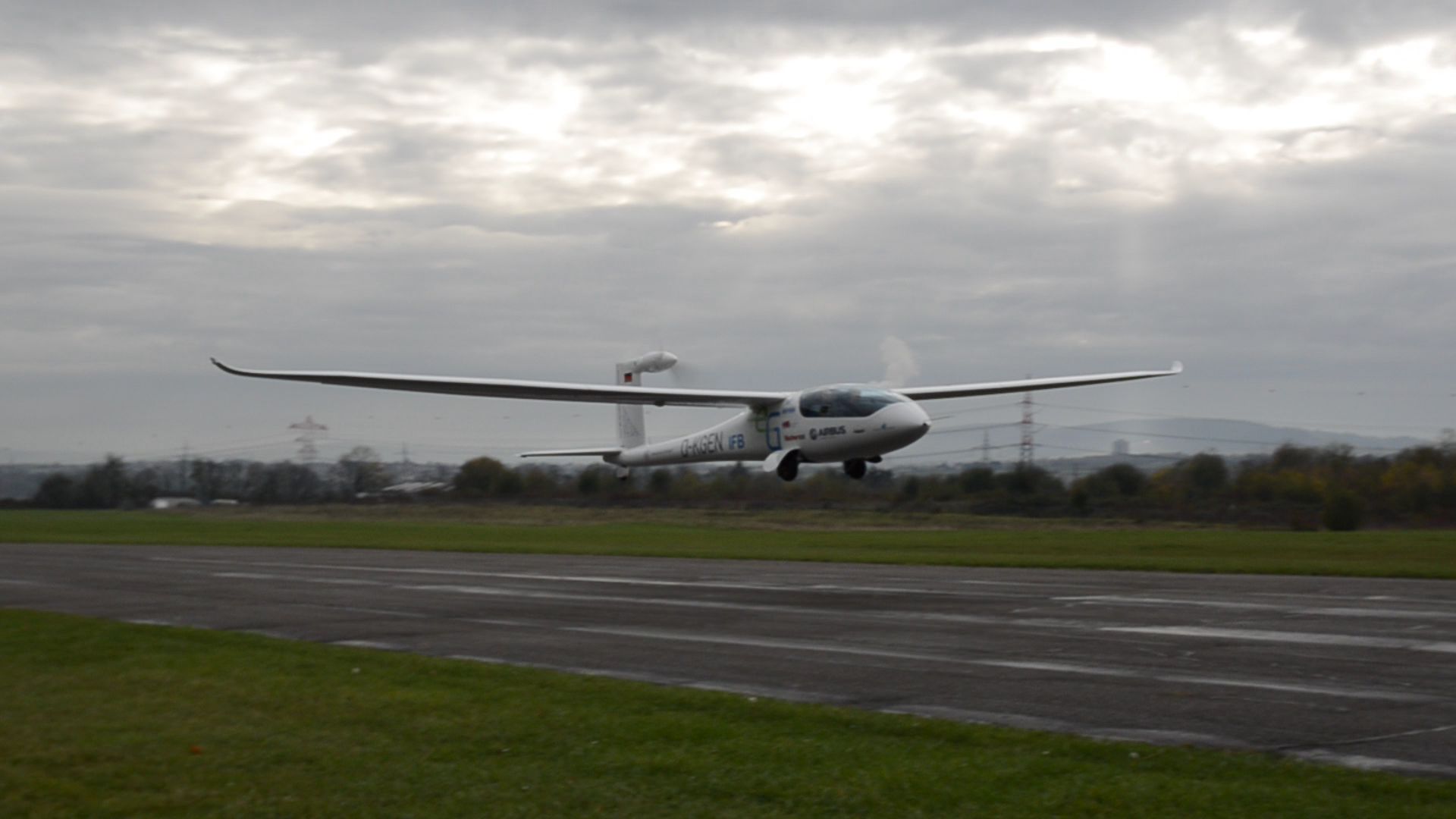 The electric aircraft „e-Genius“ takes off for one of two the record flights.