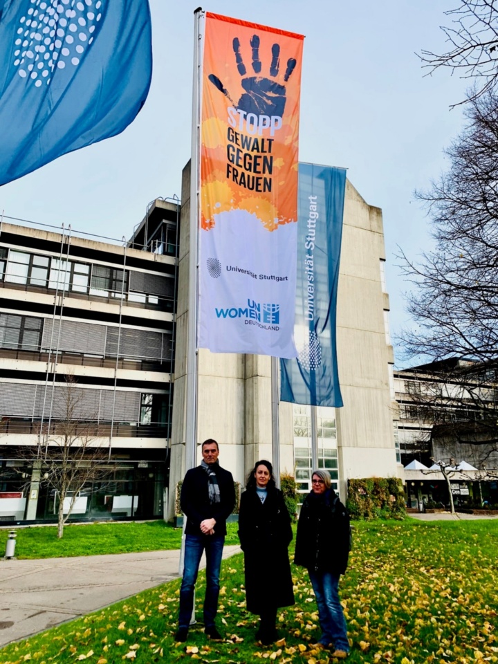 Die orangene Fahne wurde auf dem Campus Vaihingen zwischen Fahnen der Universität Stuttgart aufgehängt.