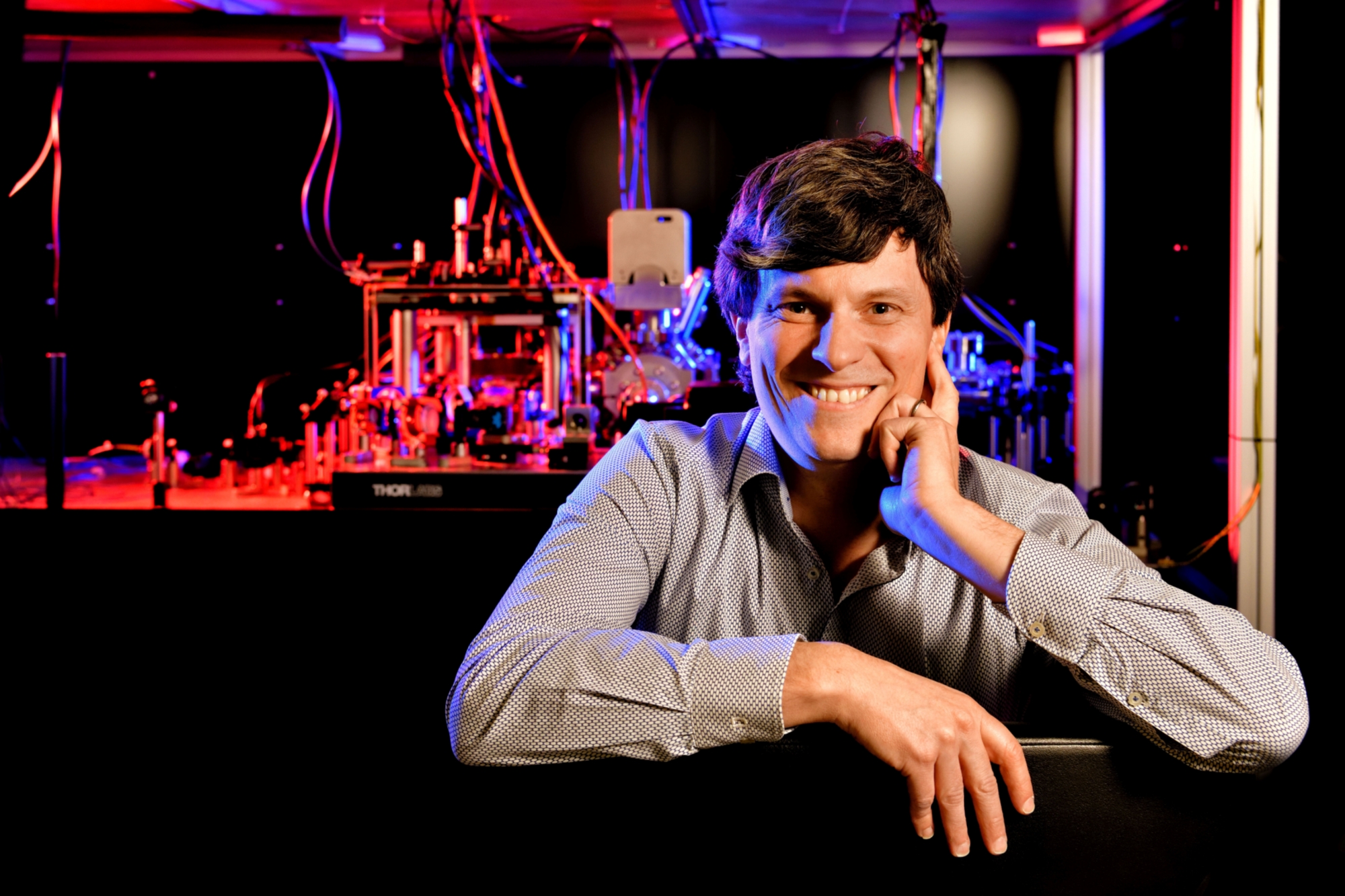 Dr. Florian Meinert im quantenoptischen Labor am 5. Physikalischen Institut der Universität Stuttgart.
