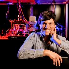 Dr. Florian Meinert in the quantum optical laboratory at the 5th Institute of Physics at the University of Stuttgart.