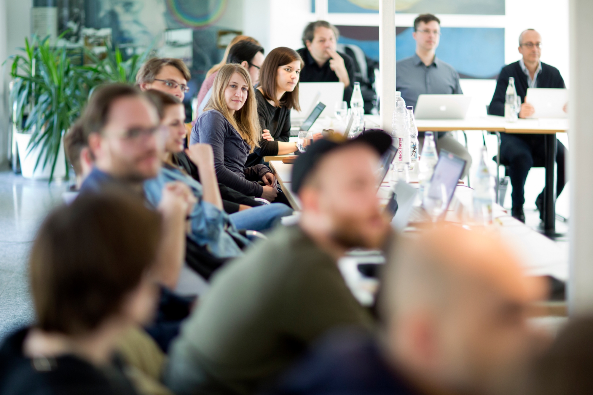 Studierende sitzen in einem Seminar