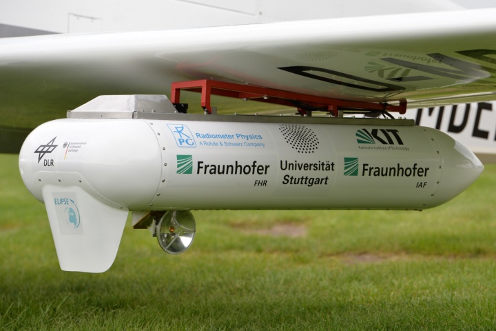 The E-band transmitter fitted to the wing of the exploratory aircraft. A small parabolic antenna ensures the correct alignment to the ground terminal.