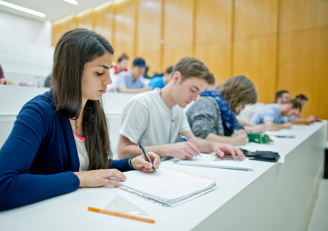 Studierende schreiben mit im Hörsaal