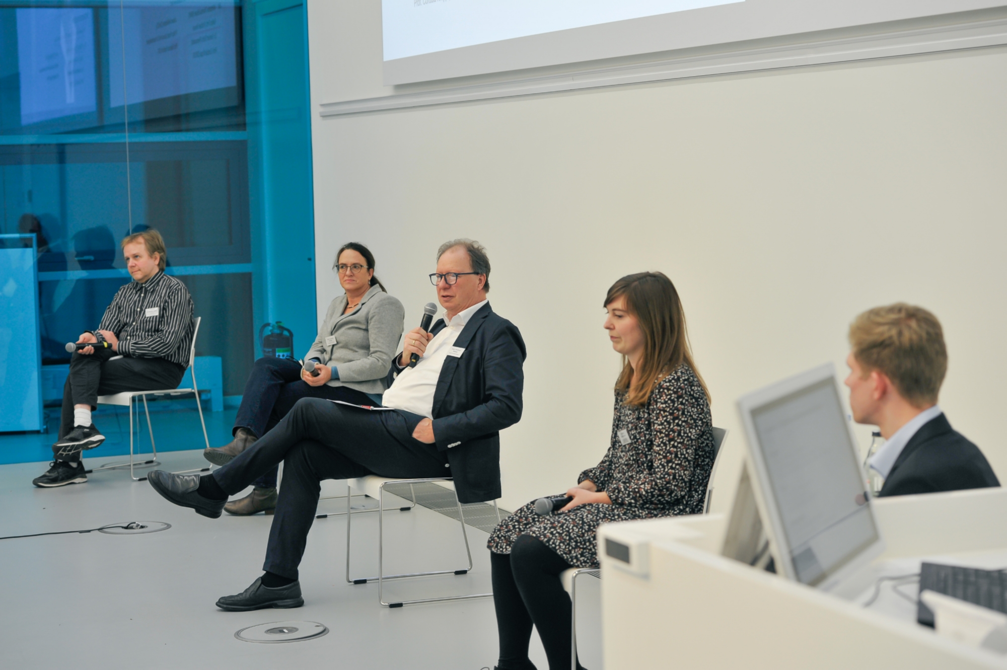 Teilnehmende der Podiumsdiskussion während des Kamingesprächs.