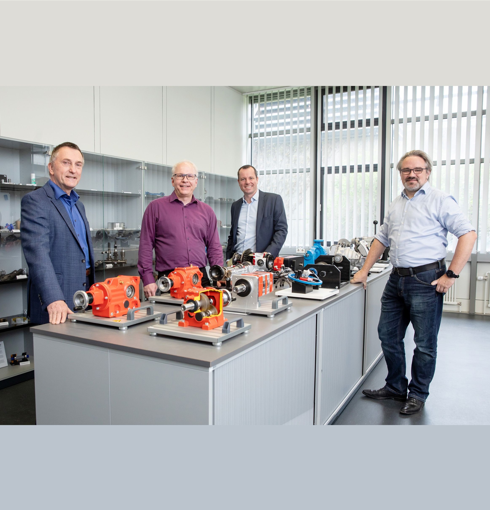 (v.l.) Thomas Maier, Wolfram Remlinger, Philipp Berendes und Matthias Kreimeyer in der Modellbibliothek des IKTD.