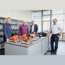 (v.l.) Thomas Maier, Wolfram Remlinger, Philipp Berendes und Matthias Kreimeyer in der Modellbibliothek des IKTD.