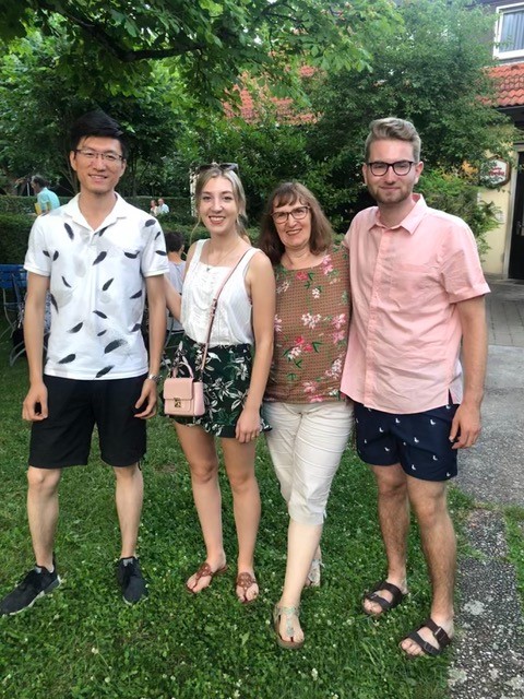 Die Gastgeberin mit ihrer Tochter und zwei Gaststudenten.