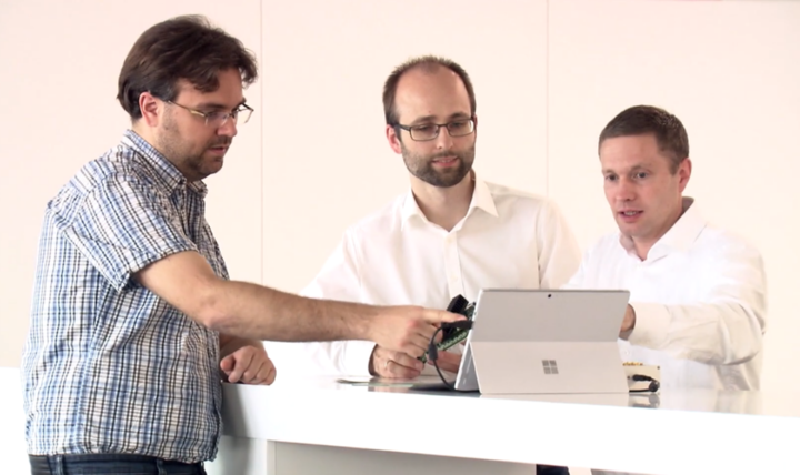 Die drei Gründer von Swabian Instruments vor einem Laptop.