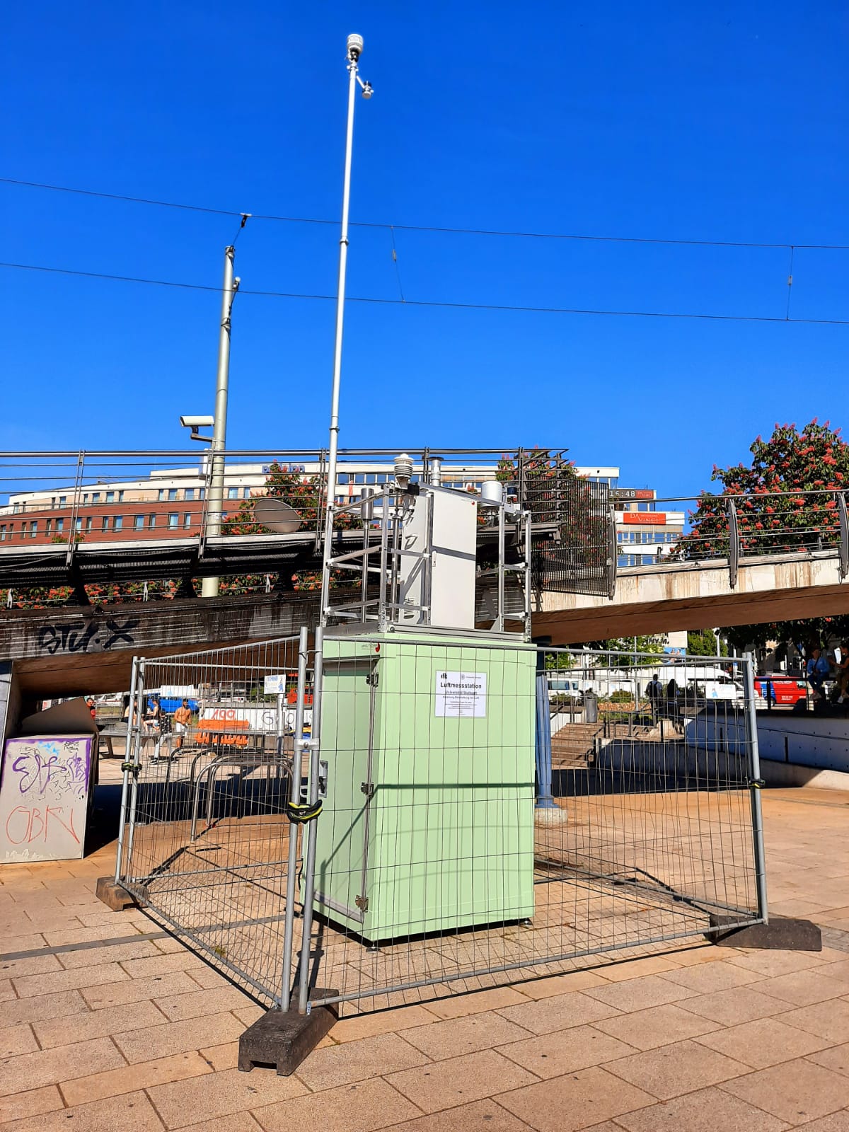 Messcontainer für Luftqualität am Stuttgarter Marienplatz