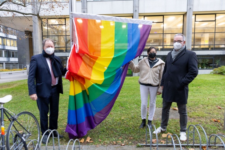 Regenbogenflagge auf dem Campus Stadtmitte