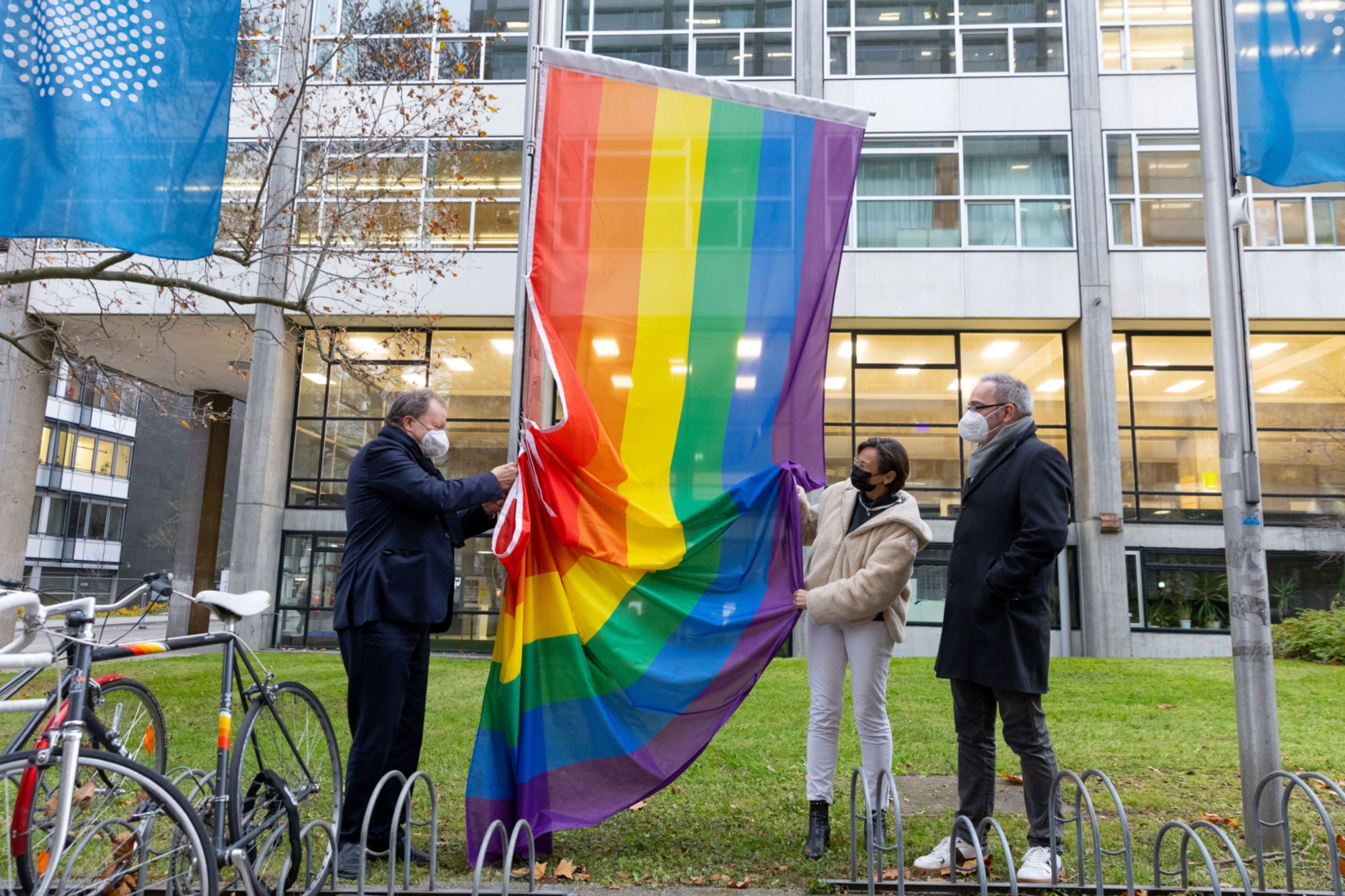 Hissen der Regenbogenflagge