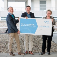 Minister Theresia Bauer (2nd from right) presents the cheque to Prof. Dr. Manfred Bischoff (2nd from left), Prof. Dr. Tilman Pfau (left) and Prof. Dr. Joachim Ankerhold in Stuttgart