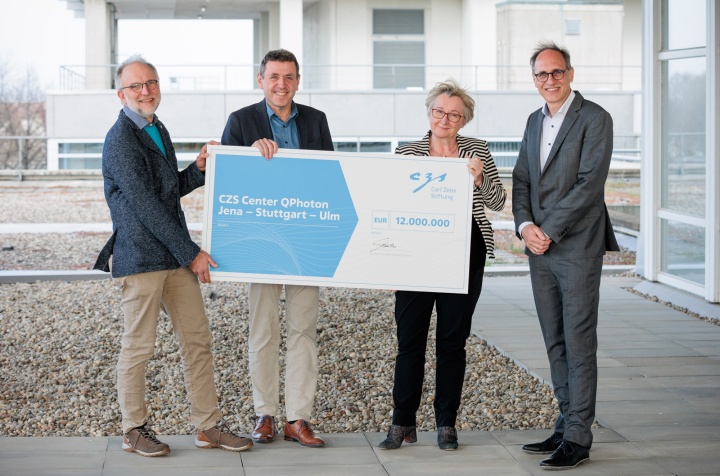 Minister Theresia Bauer (2nd from right) presents the cheque to Prof. Dr. Manfred Bischoff (2nd from left), Prof. Dr. Tilman Pfau (left) and Prof. Dr. Joachim Ankerhold in Stuttgart