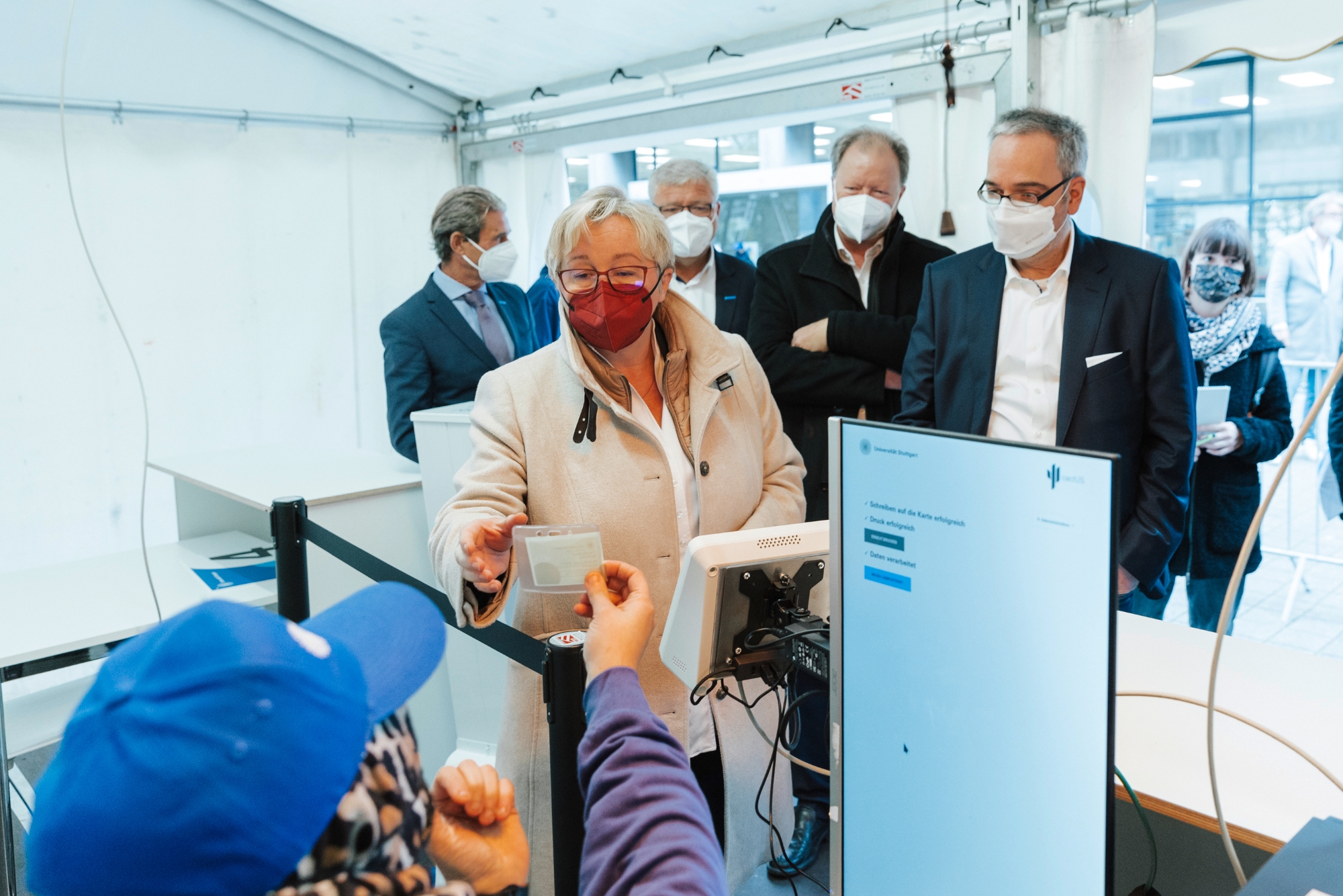 Ministerin Bauer registriert ihren 3G-Nachweis im Verifikationszentrum auf dem Campus.