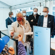 Minister Bauer first visited the registration center on Campus Stadtmitte, where she verified her 3G status.