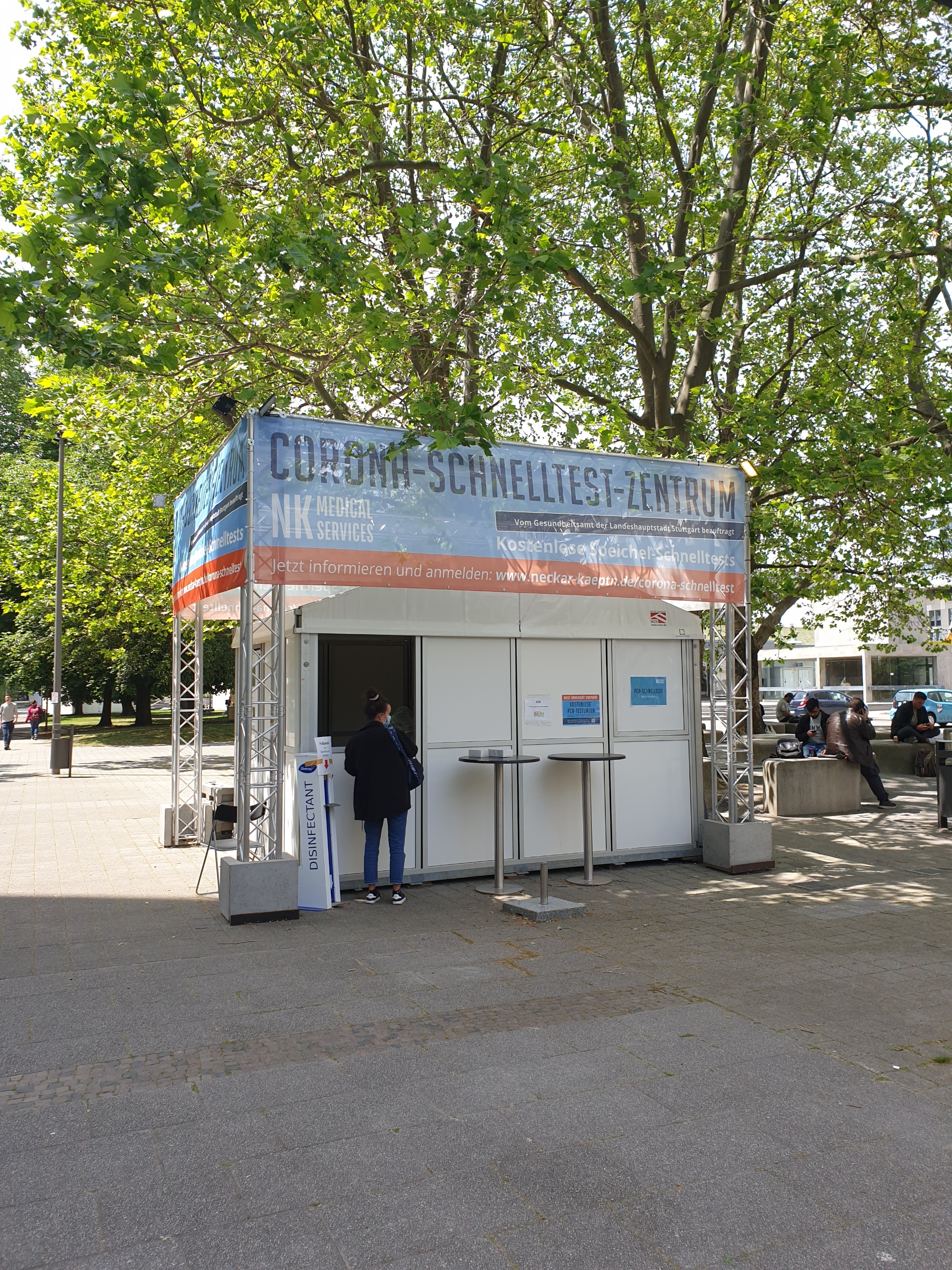 Das Bürgertestzentrum befindet sich in einem großen weißen Zelt.
