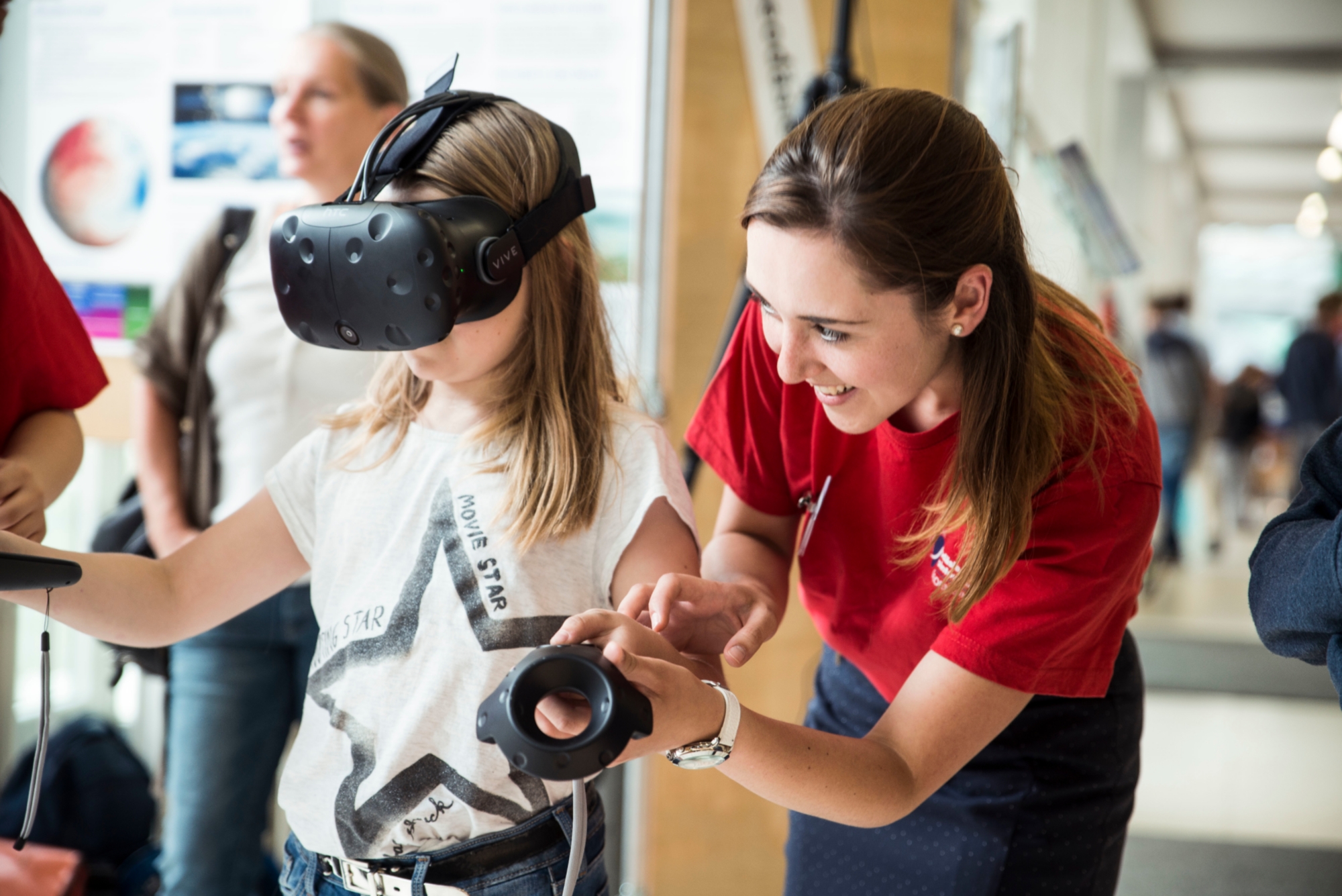 Ein Kind testet eine VR-Brille auf dem Tag der Wissenschaft.
