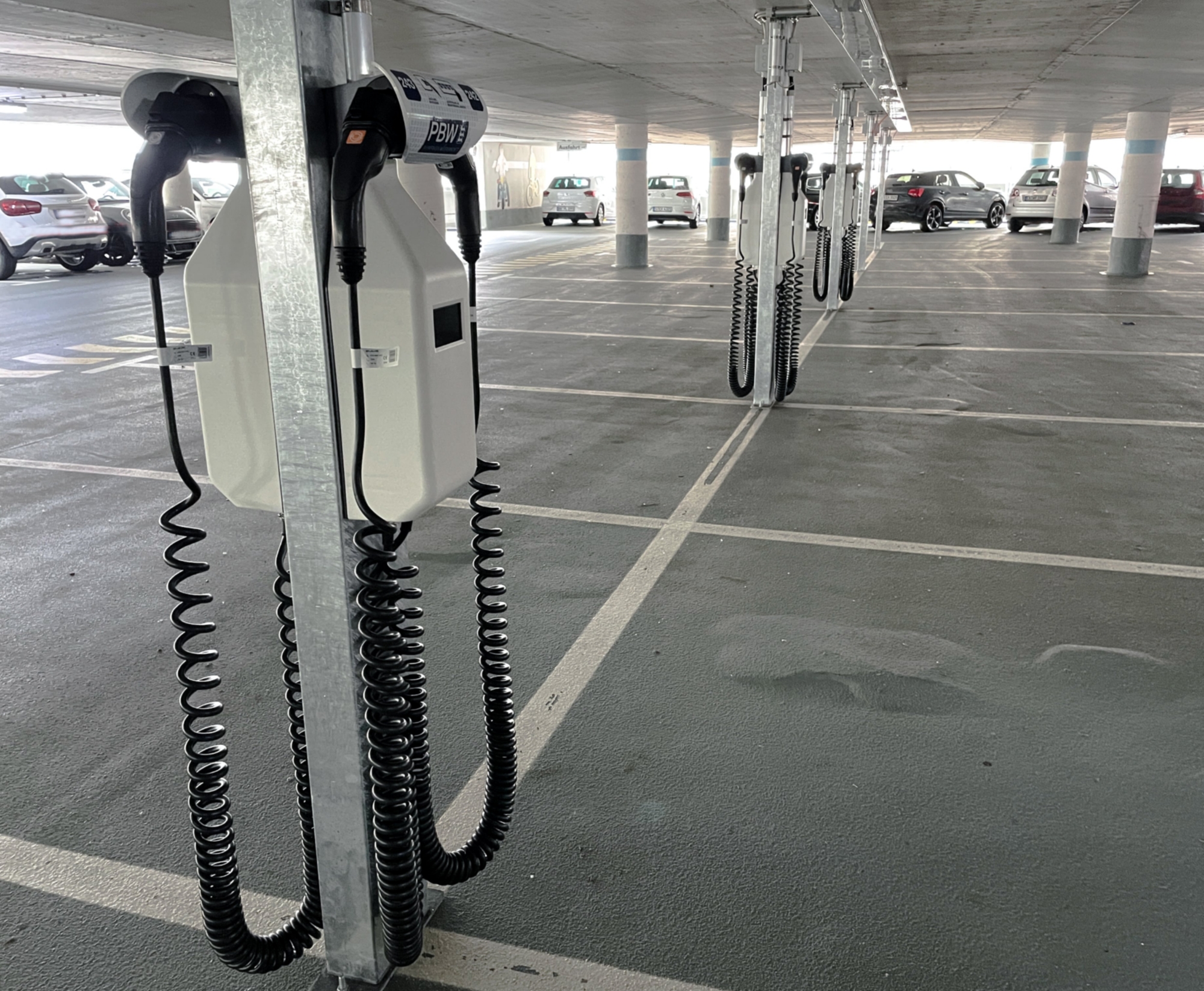 Parkhaus mit Ladestationen für Elektroautos.