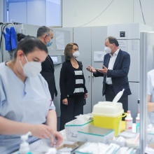 Prof. Ressel, Rektor der Uni Stuttgart, Petra Olschowski, Staatssekretärin im Wissenschaftsministerium besuchen das Impfzentrum. 