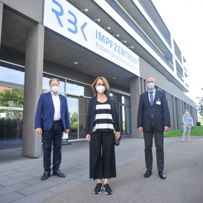 Prof. Wolfram Ressel, Rektor der Universität Stuttgart, und Petra Olschowski, Staatssekretärin im Wissenschaftsministerium Baden-Württemberg, besuchten das Impfzentrum. Dort wurden sie vom medizinischen Geschäftsführer Prof. Mark Alscher begrüßt.