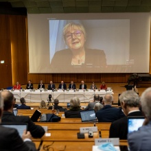 Ministerin Bauer spricht per Video