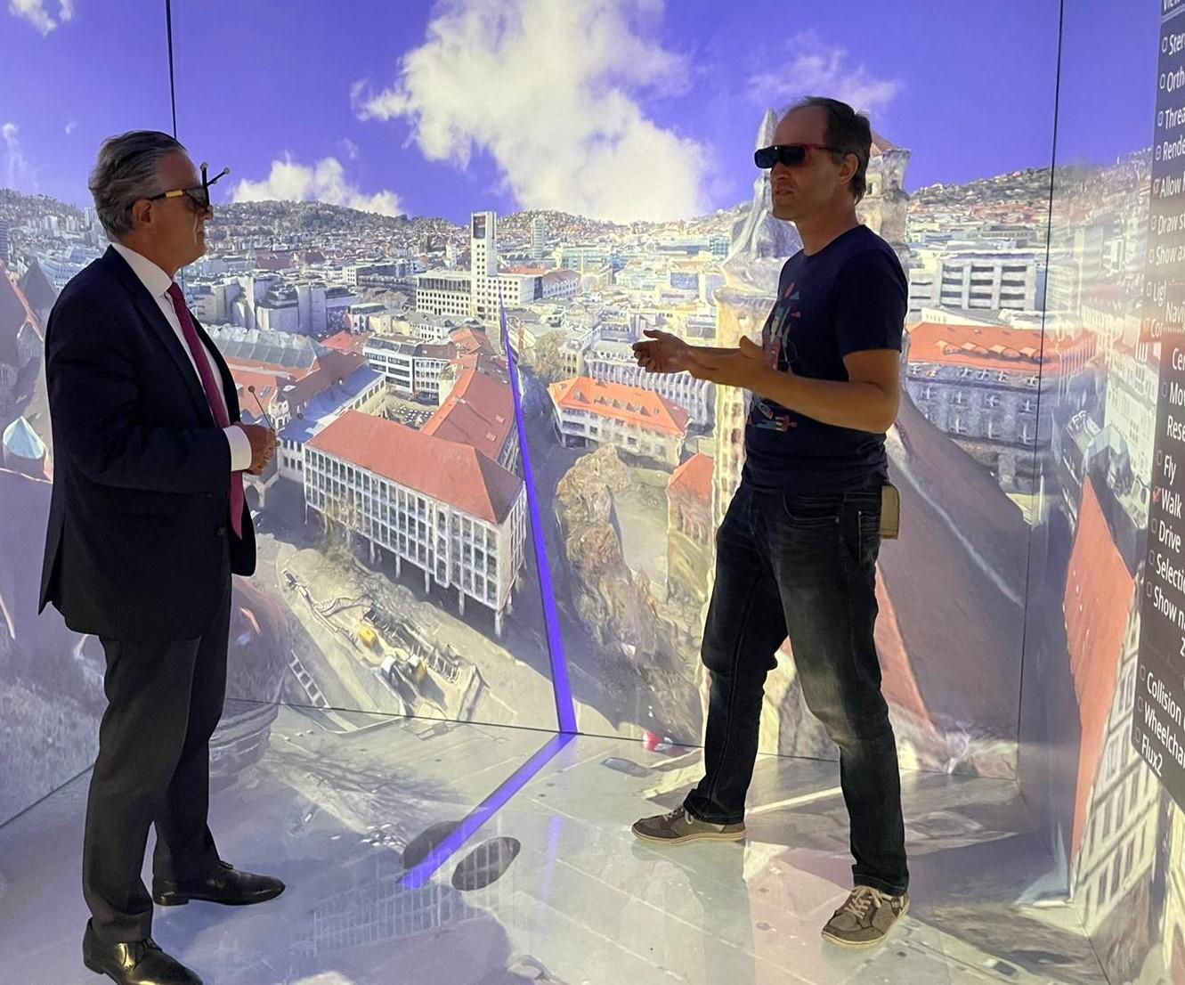 OB Nopper steht in der Cave im HLRS und betrachtet einen digitalen Zwilling.