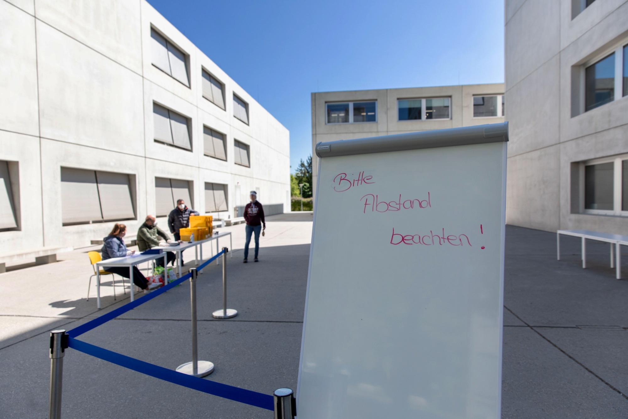 Ein Schild auf dem Campus weist auf das Abstandhalten hin.