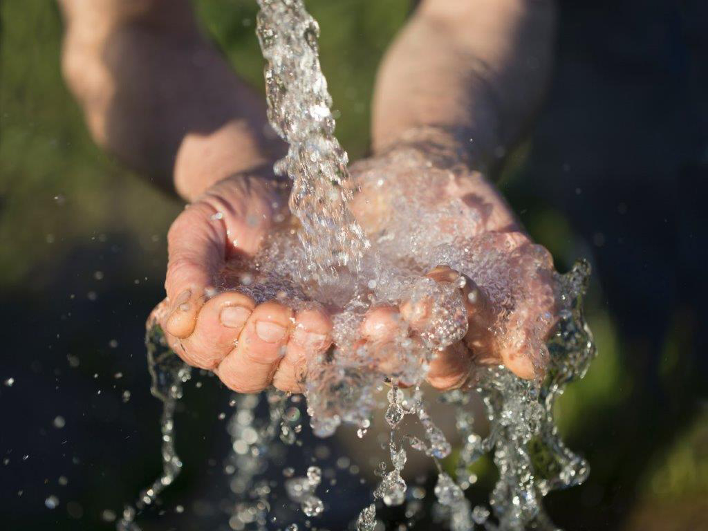 Wasser fließt in Hände