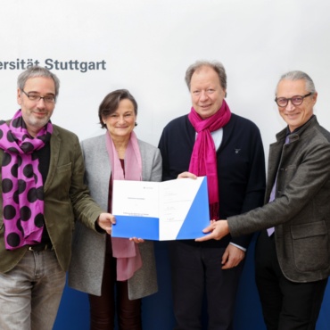 On the occasion of the International Day of Persons with Disabilities (December 3), Inclusion Officer Dr. Ulrich Eggert (right) hands over the draft of the inclusion agreement to the university management. Represented in the picture by Chancellor Jan Gerken, Vice Rector for Diversity Prof. Dr. Silke Wieprecht and Rector Prof. Dr. Wolfram Ressel. All are wearing purple scarves or neckerchiefs.