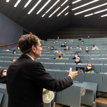 Prof. Bonten hält eine Vorlesung. Die Studierenden tragen FFP2-Masken und sitzen mit Abstand.