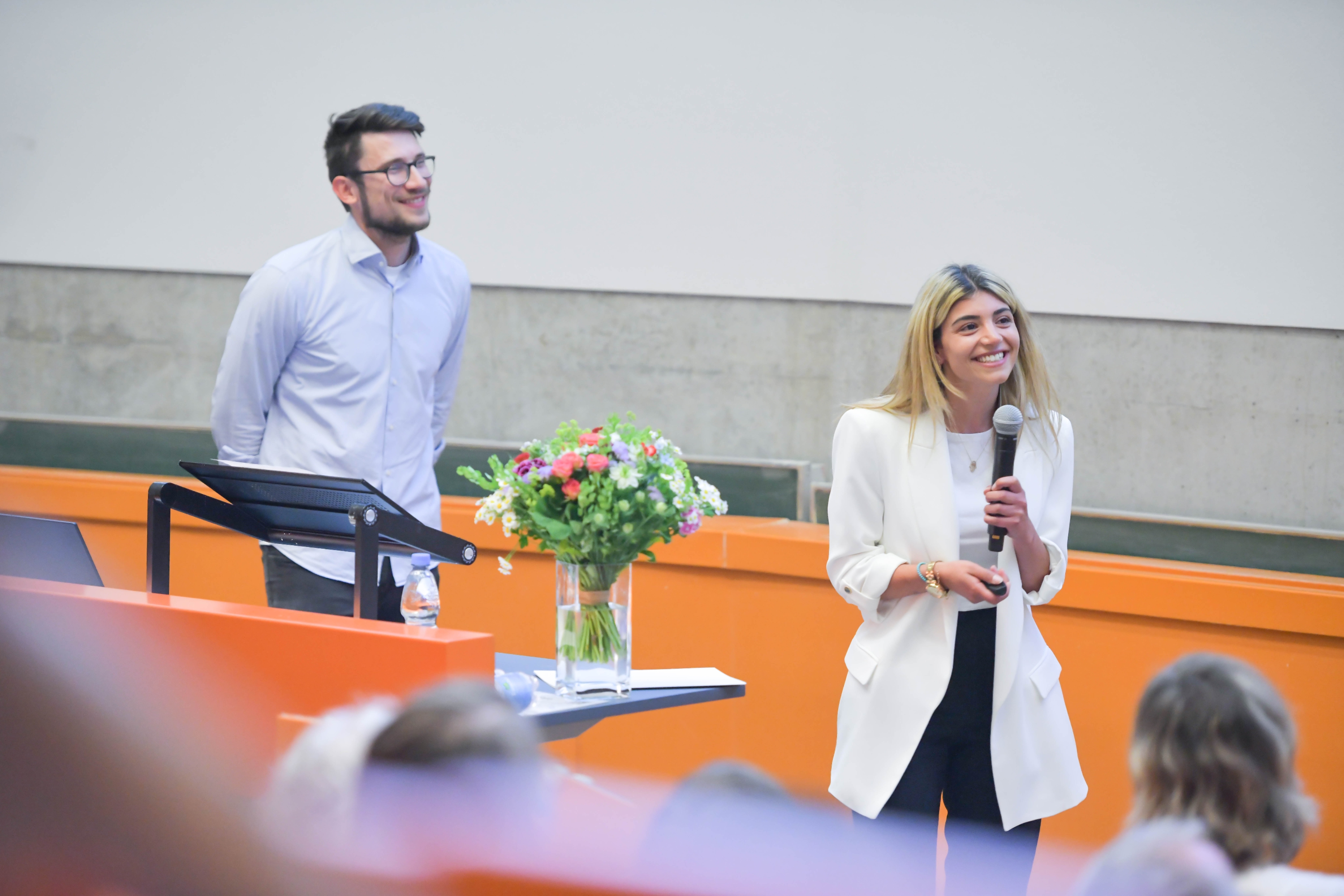 Ayla Sirin-Sariaslan vom Institut für Polymerchemie präsentiert ihre Arbeit zu Fischernetzen aus Kunststoffen, die sich selbst abbauen.