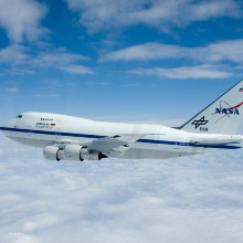 Das Forschungsflugzeug SOFIA fliegt über den Wolken.