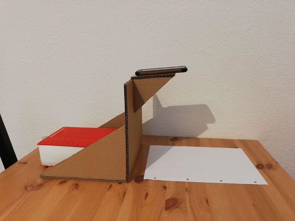 eScouts unterstützen Lehrende auch mit kreativen Lösungen z.B. wie aus einem Karton eine Halterung gebaut werden kann, um das Smartphone als Dokumentenkamera nutzen.